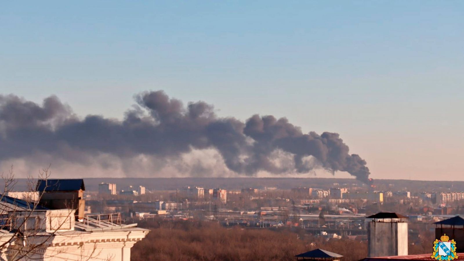 Columna de humo sobre el aeródromo de Kursk, en Rusia, atacado con un dron