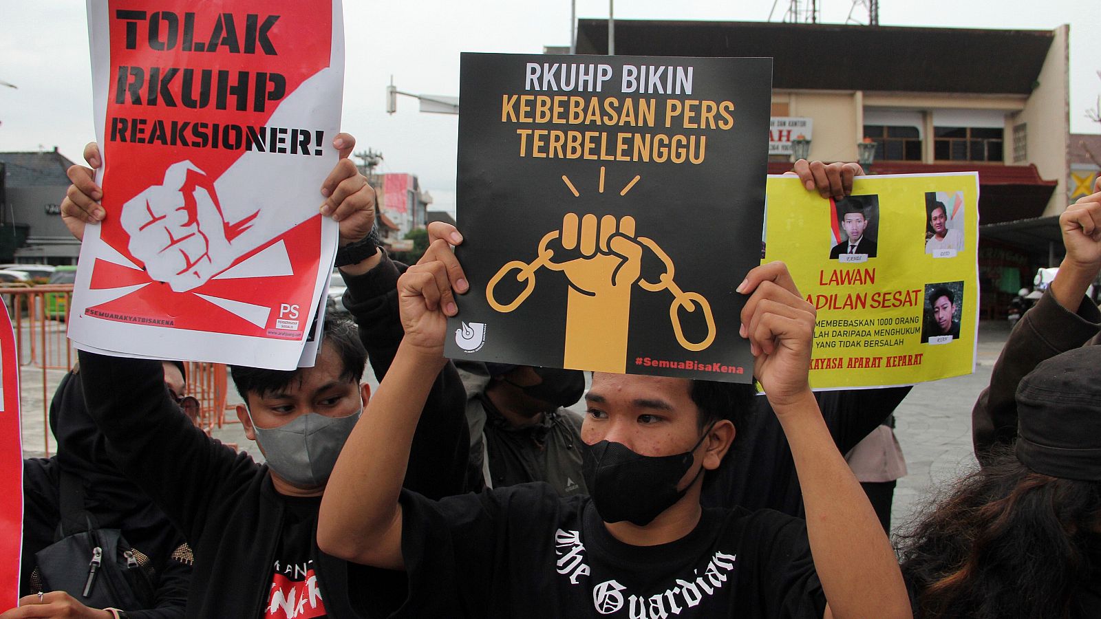 Ciudadanos indonesios se manifiestan en Yogyakarta contra la nueva reforma penal.