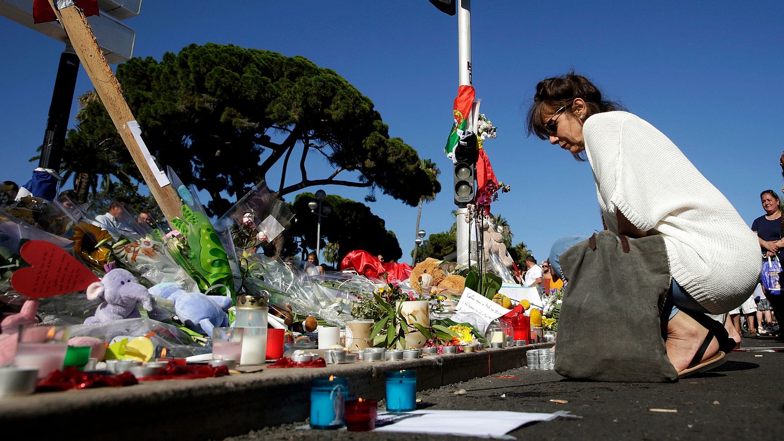 Imagen de archivo de las ofrendas florales depositadas en el Paseo de los Ingleses de Niza después del atentado.
