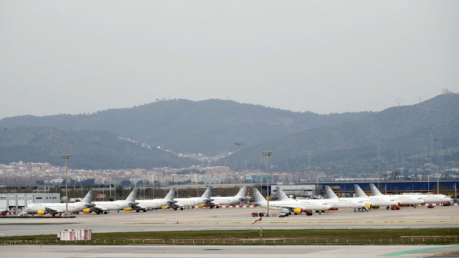 Varios aviones parados en una de las pistas del Aeropuerto de El Prat (Barcelona)