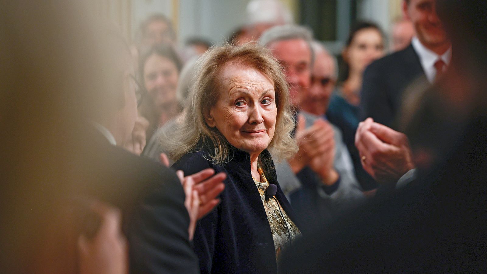 Annie Ernaux durante la lectura del Premio Nobel de Literatura en la sede de la Academia Sueca en Estocolmo.