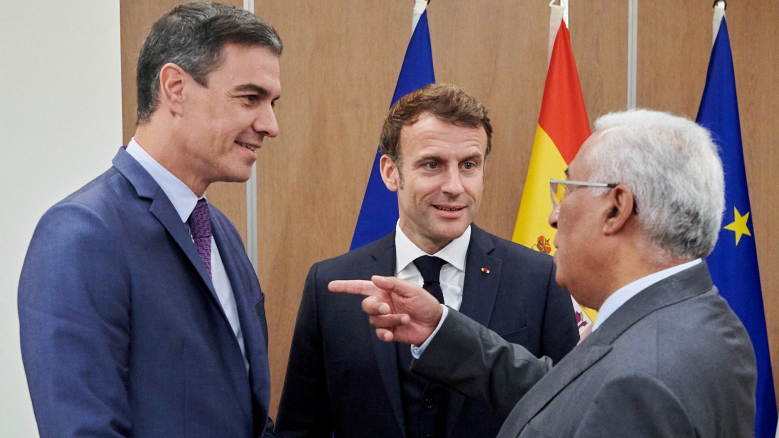 El jefe del Gobierno español, Pedro Sánchez (i), y el primer ministro portugués, António Costa (d), conversan con el presidente galo, Emmanuel Macron (c),