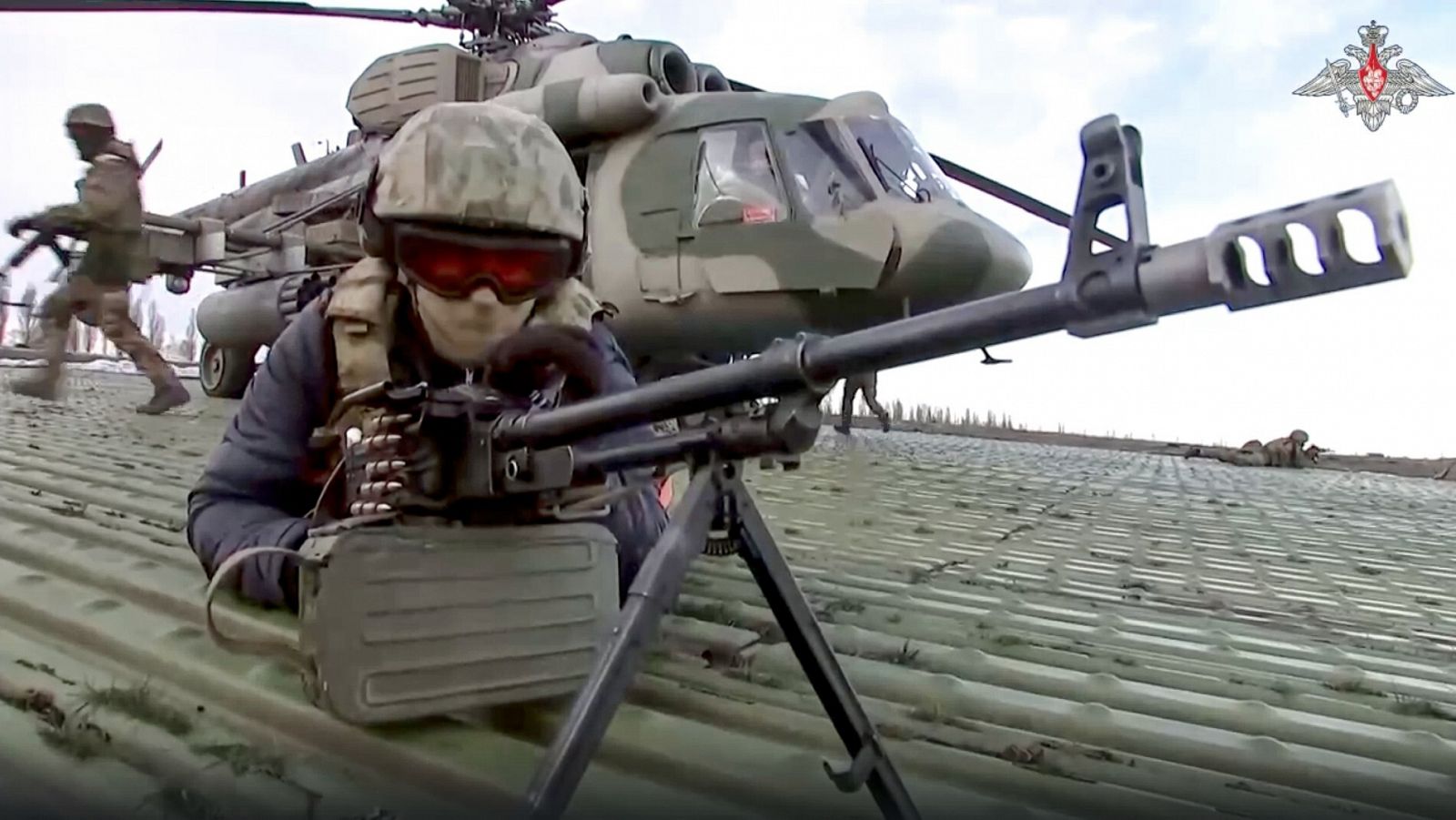 Soldados rusos toman posiciones en un lugar de Ucrani