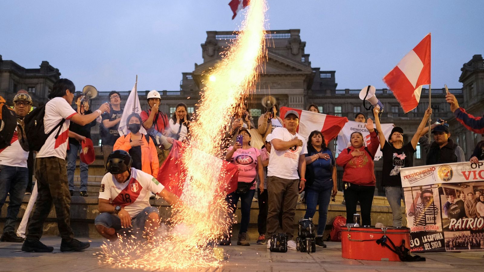 Un grupo de ciudadanos celebra la destitución de Pedro Castillo en Lima, Perú