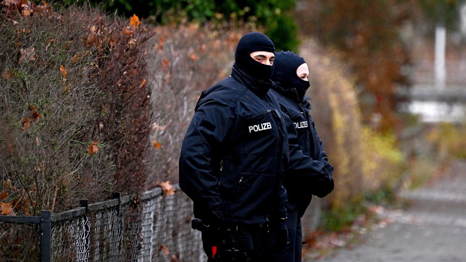 Agentes de la Policía alemana tras una redada