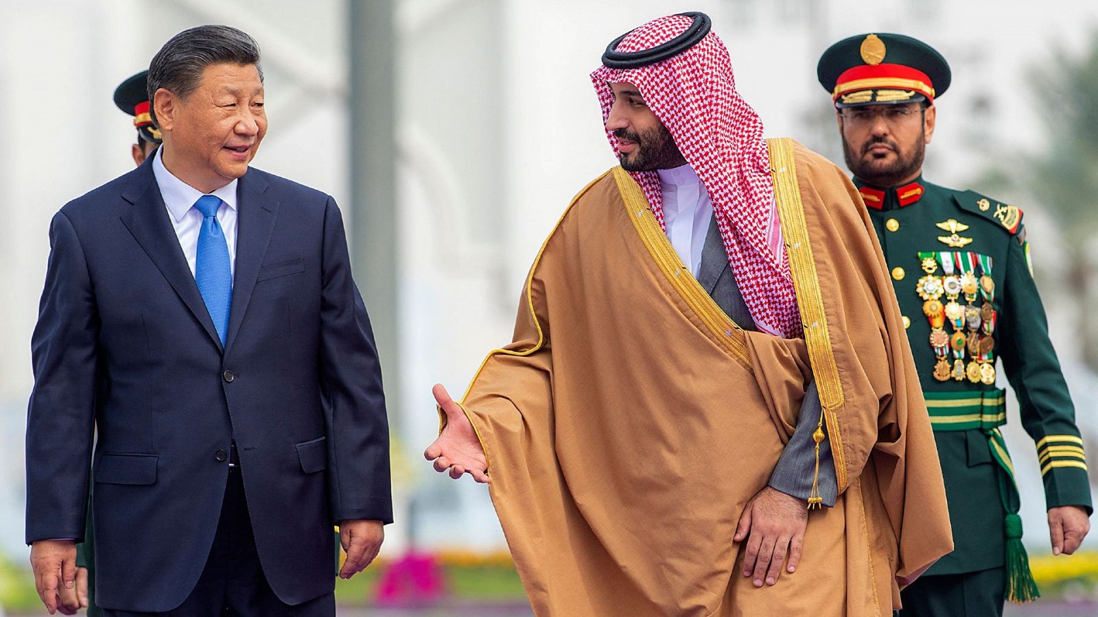El presidente chino, Xi Jiping, con el príncipe saudí Mohammed bin Salman, en Riad (Arabia Saudí), el 8 de diciembre. Foto: Palacio Real Saudí / BANDAR AL-JALOUD / varias fuentes / AFP) 