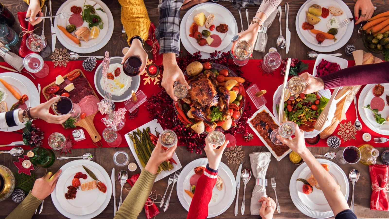 Un grupo de personas comparte una cena por Navidad