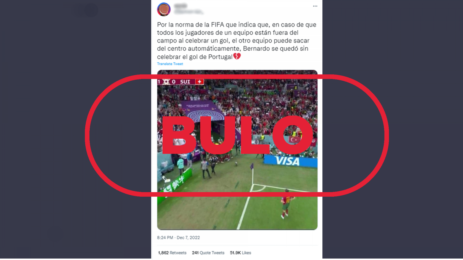 Mensaje de Twitter que menciona una norma de la FIFA sobre la reanudación del juego tras un gol que no es cierta, con el sello 'bulo' en rojo