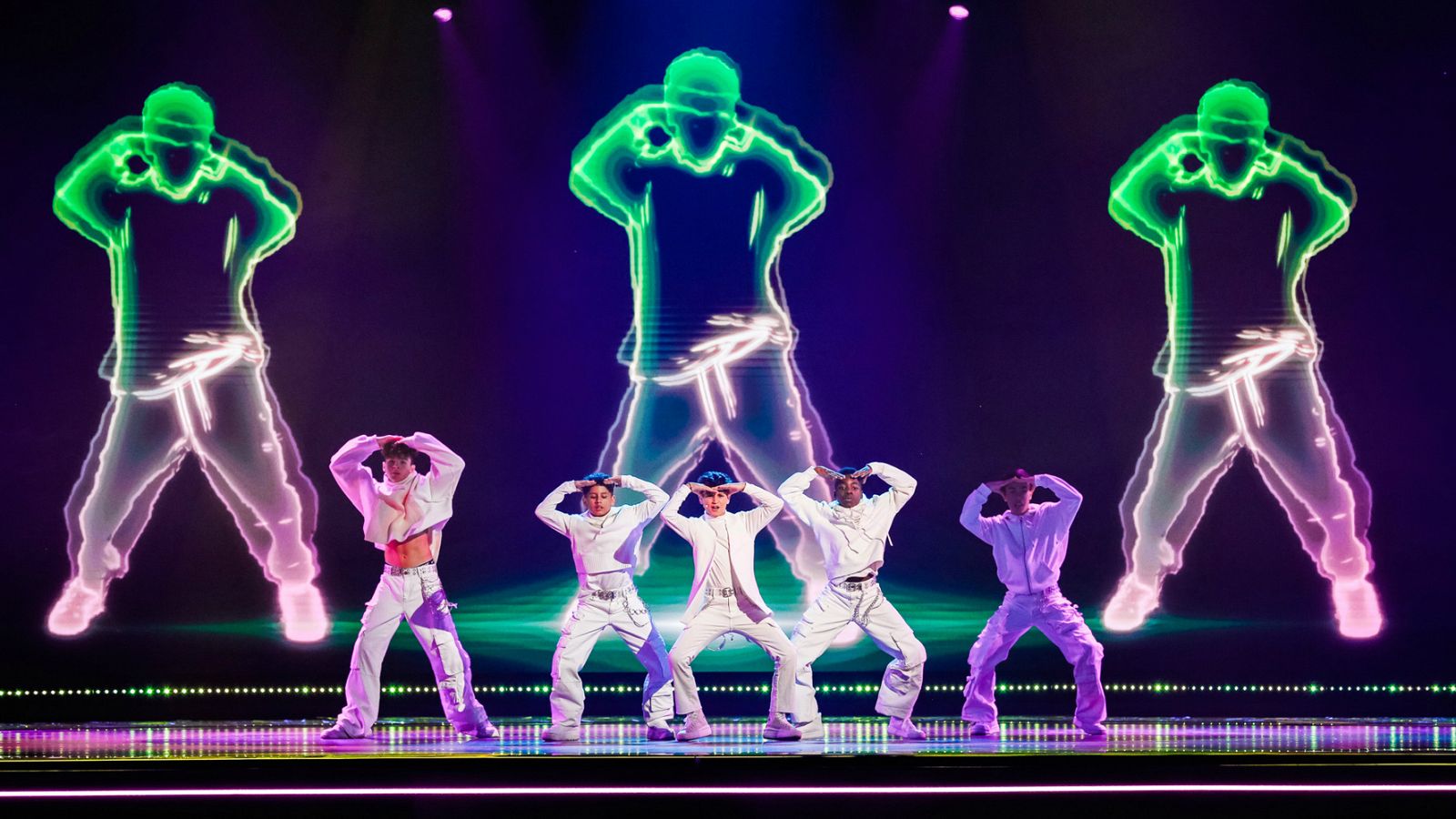 Carlos Higes y sus bailarines durante los ensayos