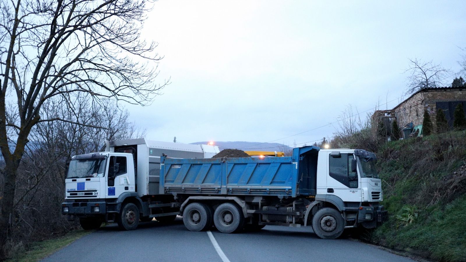 Dos camiones usados como barricada en el norte de Kosovo a principios de diciembre