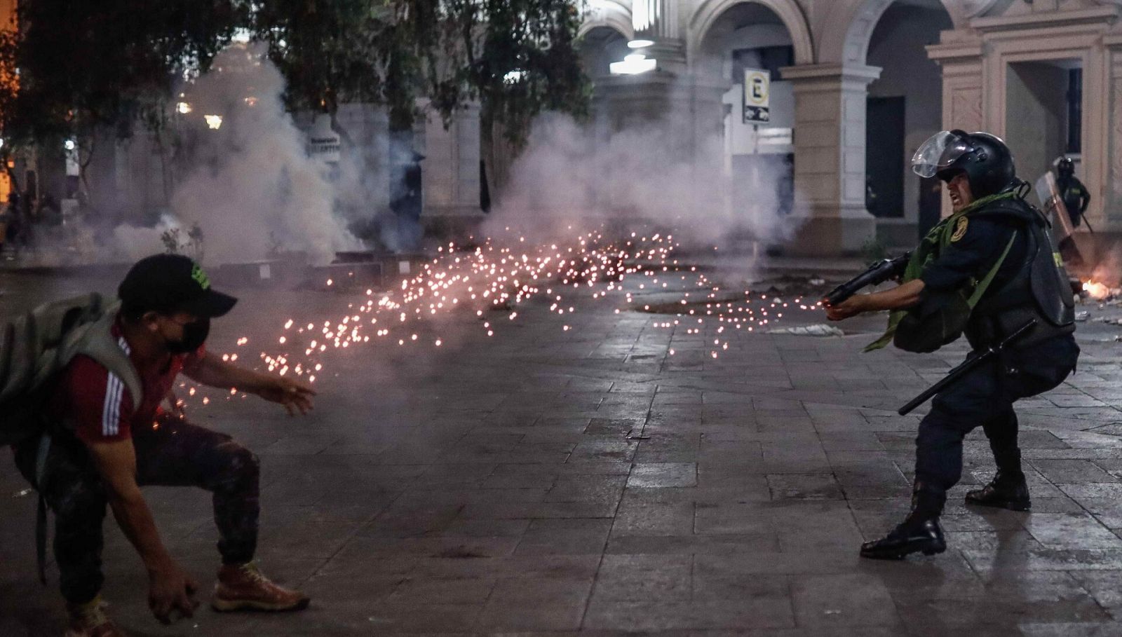 Cientos de manifestantes, a favor de Pedro Castillo y en contra del Congreso, se enfrentan con miembros de la policía en las calles del centro, en Lima (Perú), el 11 de diciembre de 2022. EFE/ Aldair Mejía