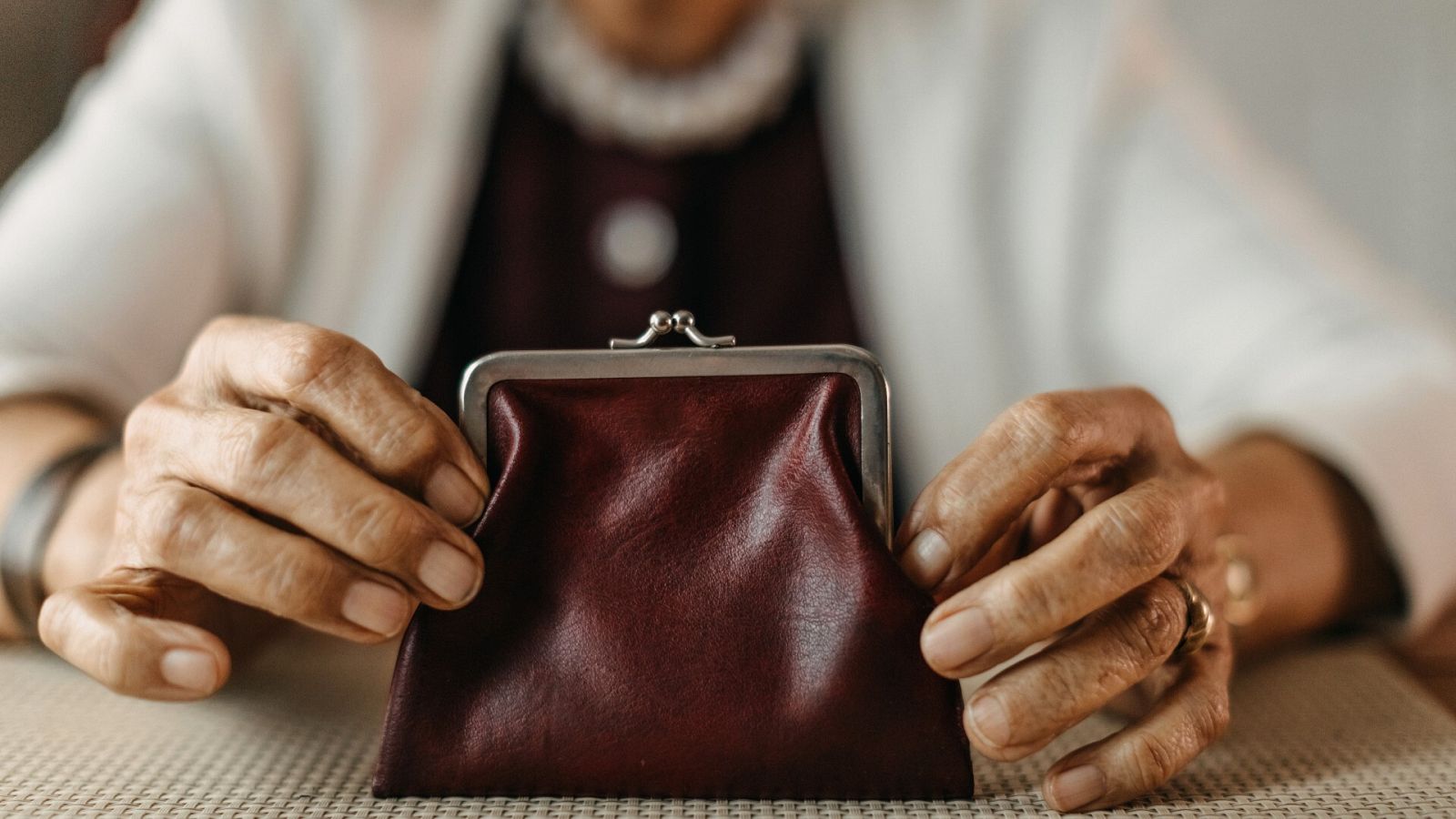 Una mujer pensionista sostiene un monedero