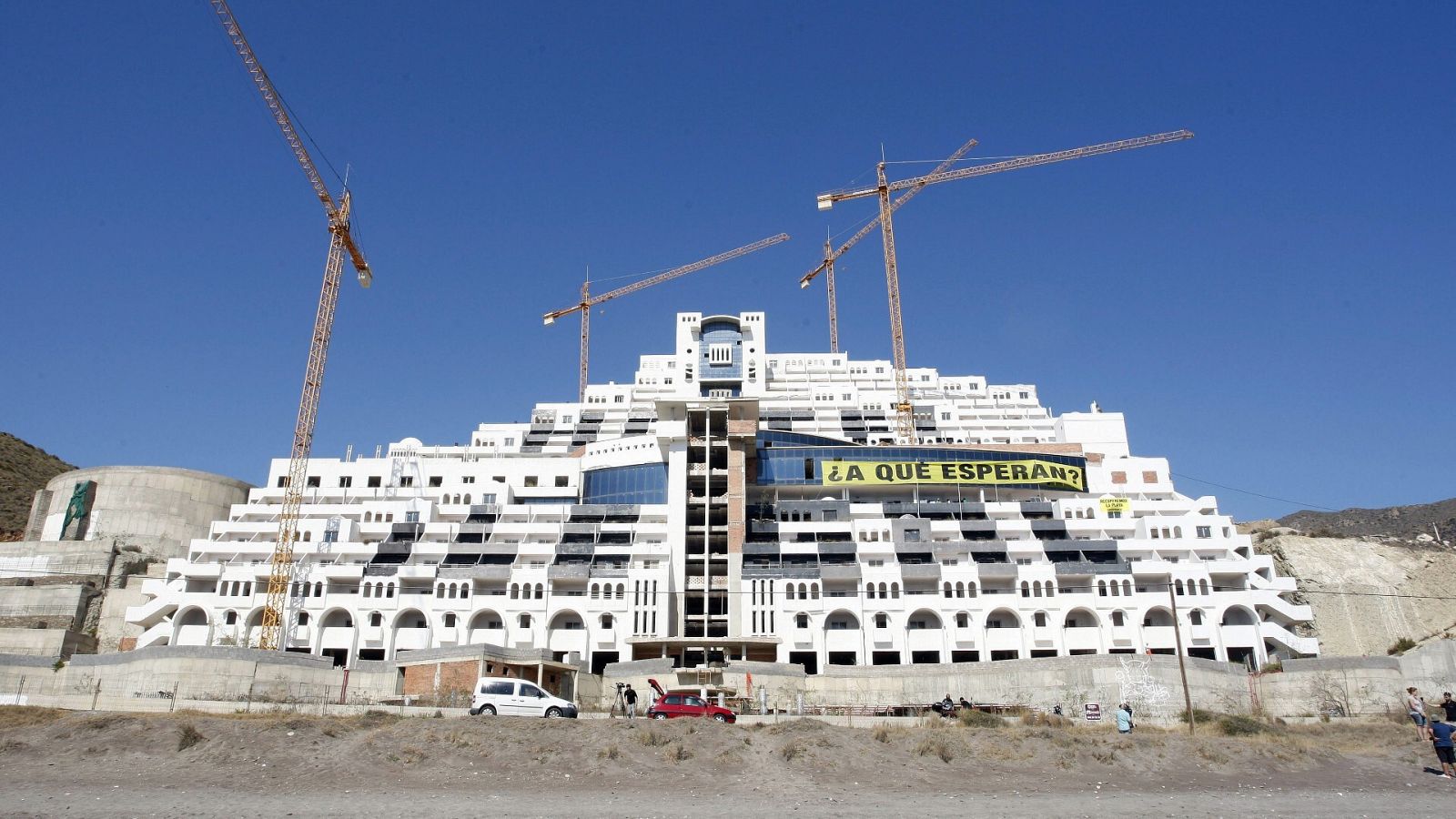 El hotel de 'El Algarrobico' tomado por una protesta de Greenpeace en 2011