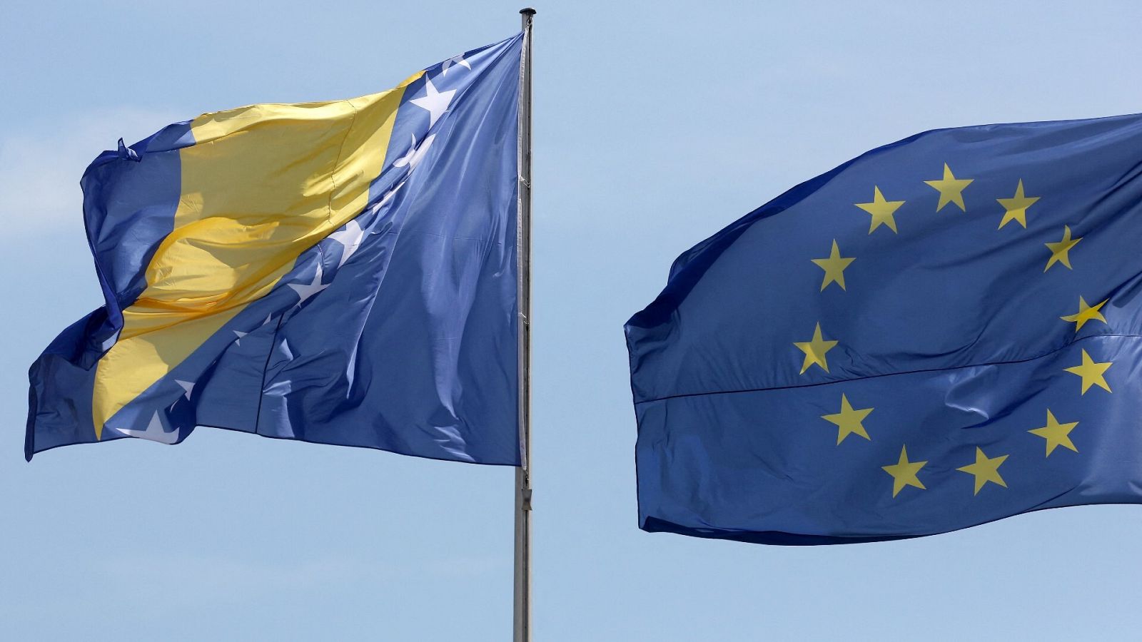 Imagen de las banderas de Bosnia y Herzegovina y la Unión Europea
