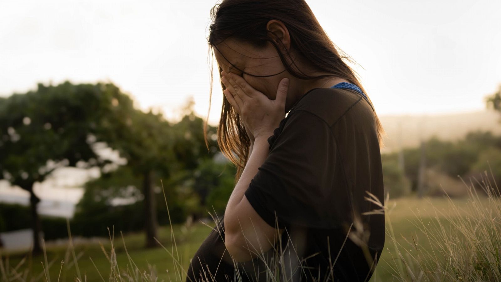 Una mujer embarazada llora en una imagen de archivo.