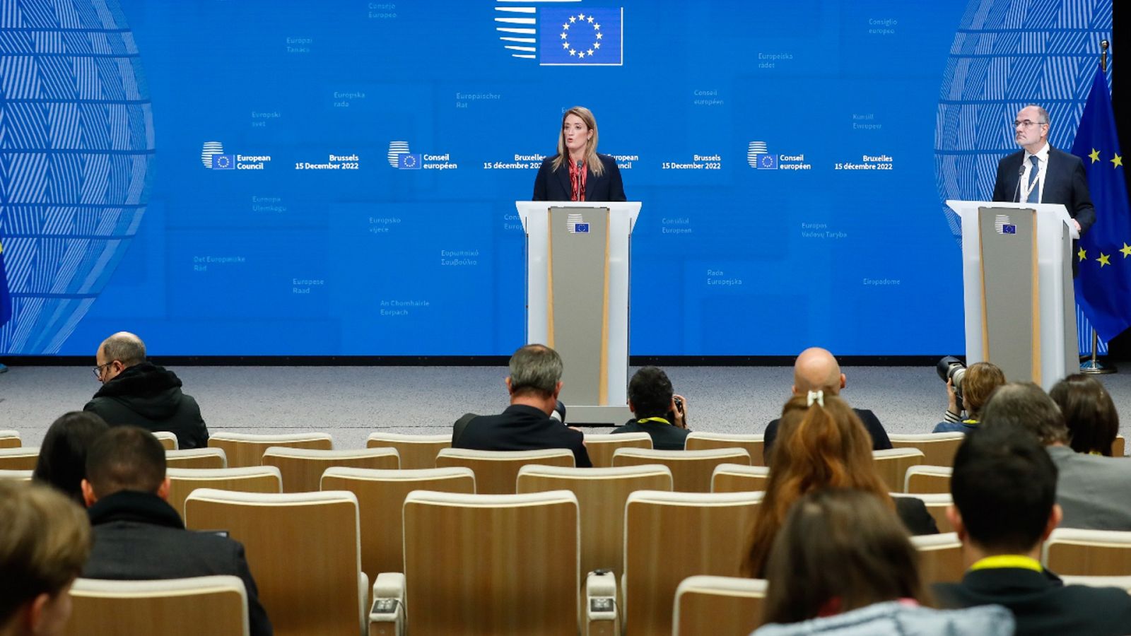 Una imagen de la presidenta del Parlamento Europeo, Roberta Metsola (c).