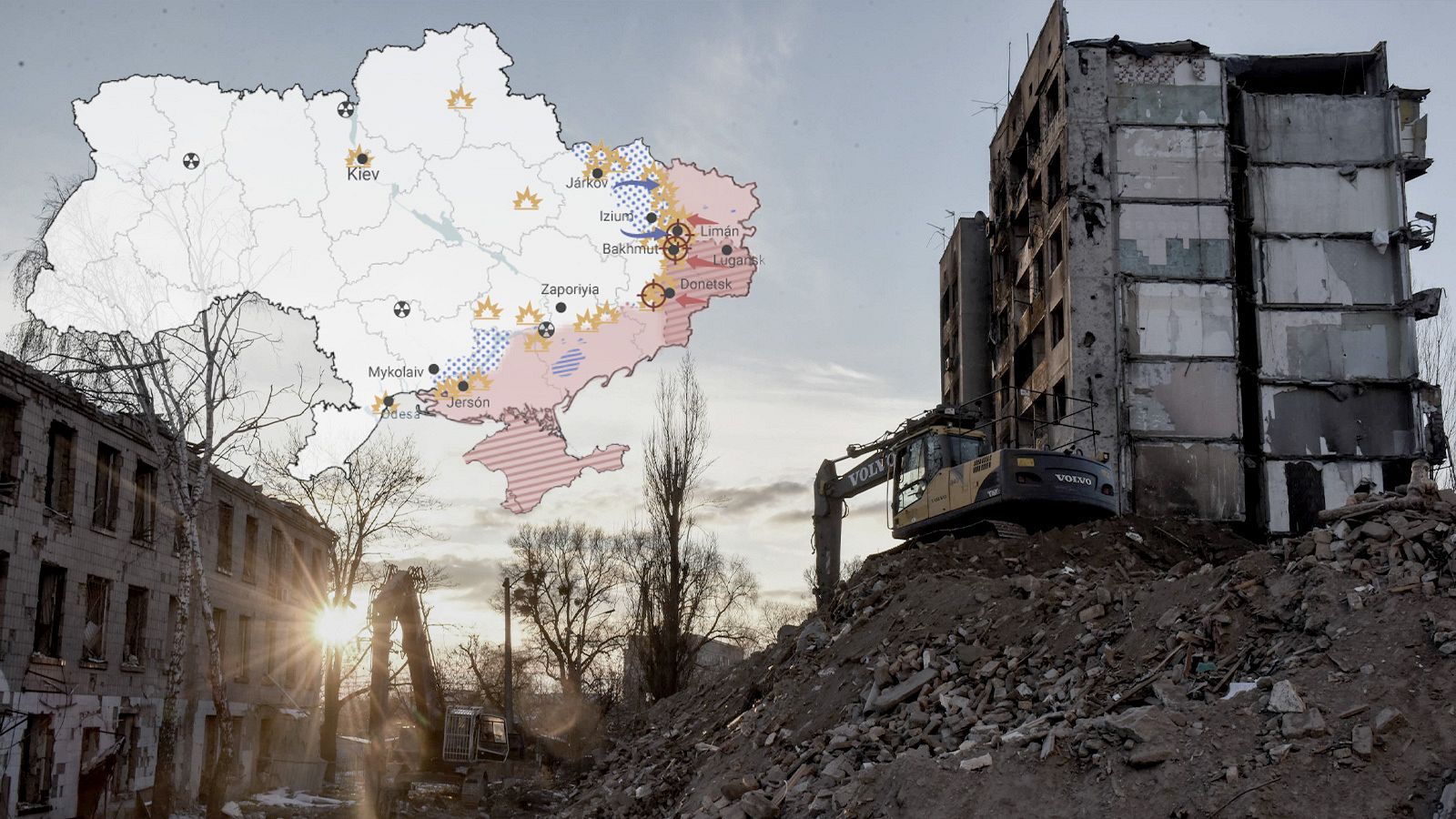 Una excavadora retira escombros de un edificio destruido por los bombardeos en Borobyanka, en la región de Kiev