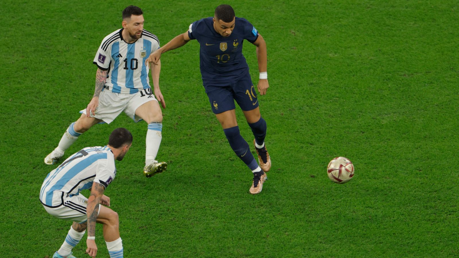 Argentina - Francia: Messi y Mbappé pugnan por el balón