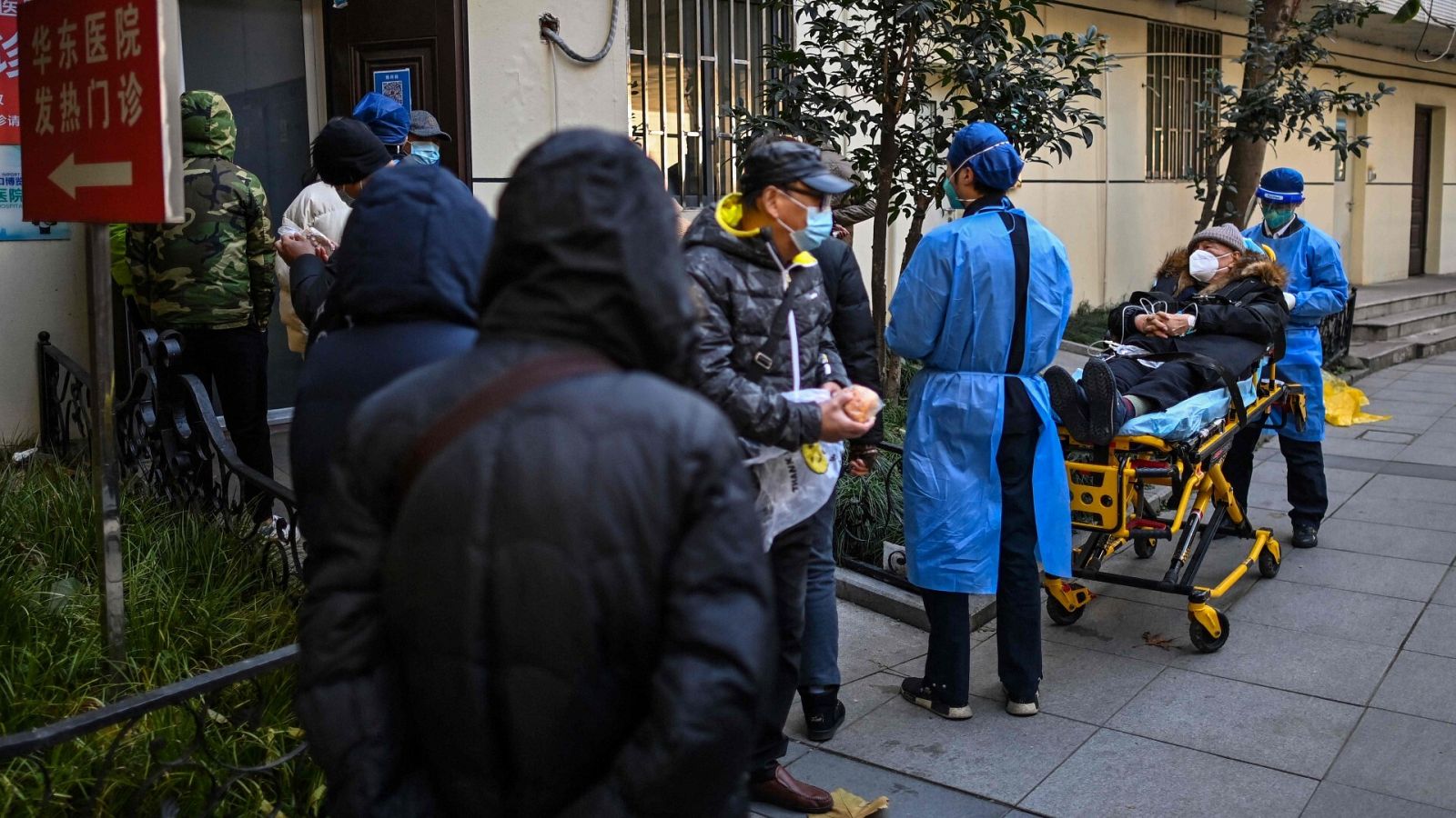 Zona donde se trata a pacientes con fiebre en el hospital de Huadong en Shangái, el 19 de diciembre. Foto: Hector RETAMAL / AFP