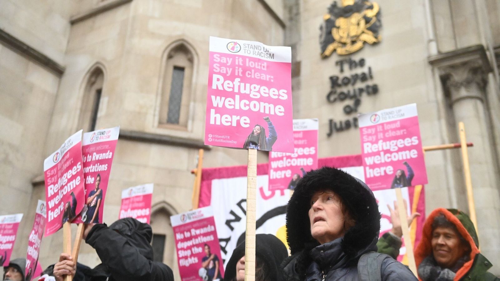 Imagen de archivo de un grupo de manifestantes contra las deportaciones de refugiados a Ruanda, en Londres.