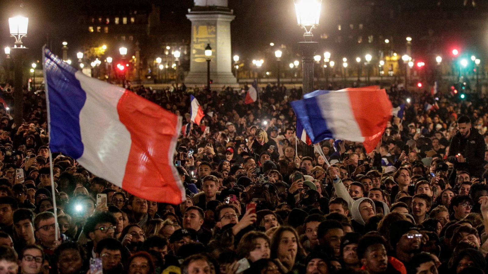 Miles de personas durante el recibimiento en la plaza de la Concordia a la selección francesa subcampeona del mundo