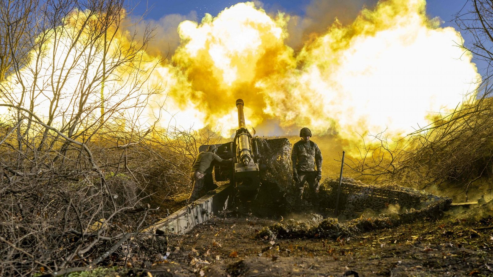 Archivo: Una batería de artillería ucraniana dispara contra los rusos en Bajmut, en noviembre de 2022. Foto: BULENT KILIC / AFP