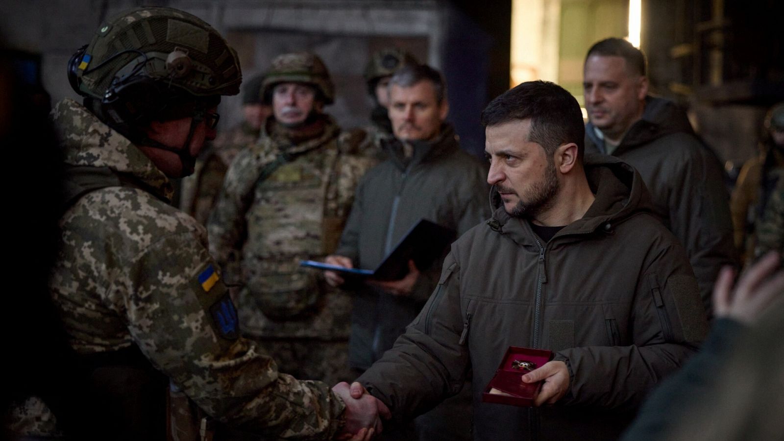 El presidente de Ucrania, Volodímir Zelenski, durante su visita a la ciudad de Bakhmut, en la región de Donetsk