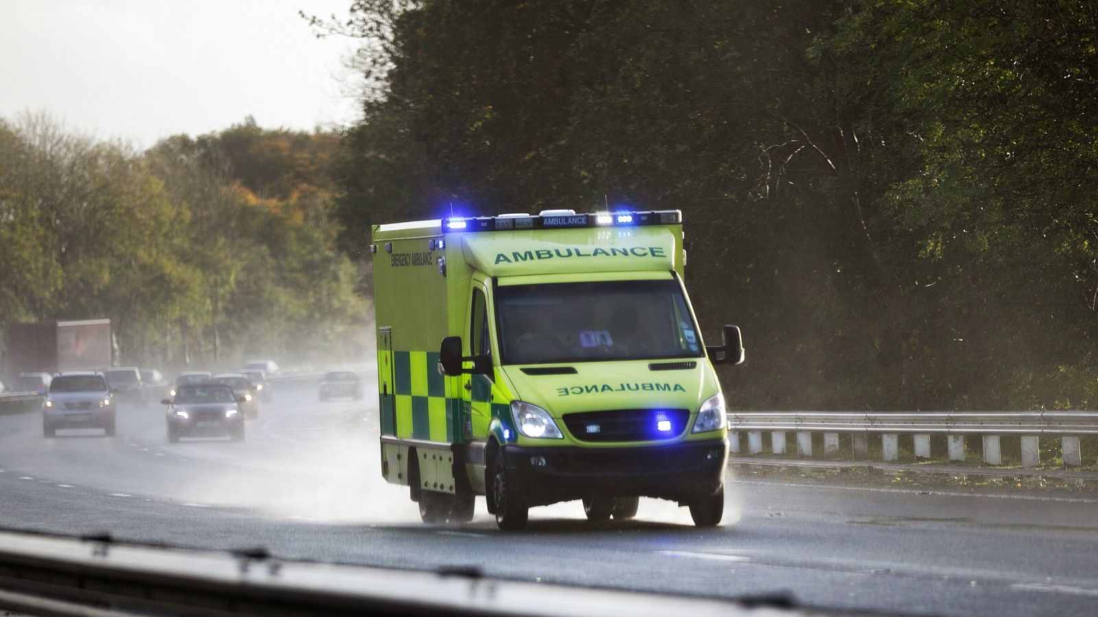 Una ambulancia haciendo un trayecto en Reino Unido