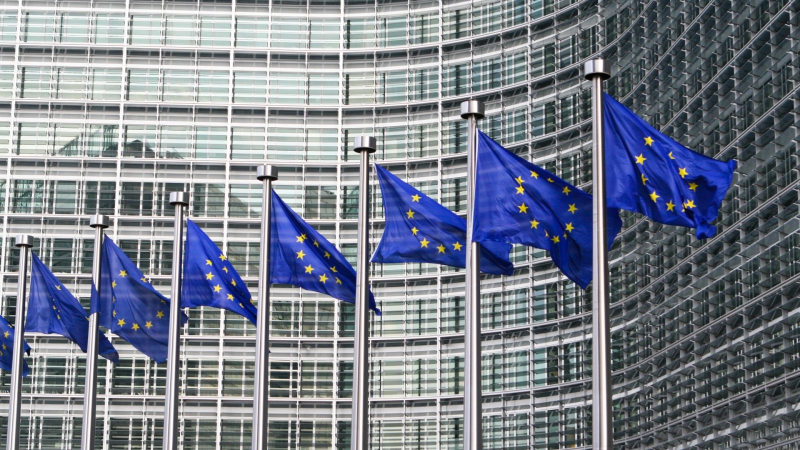 Banderas frente a la sede de la Comisión Europea