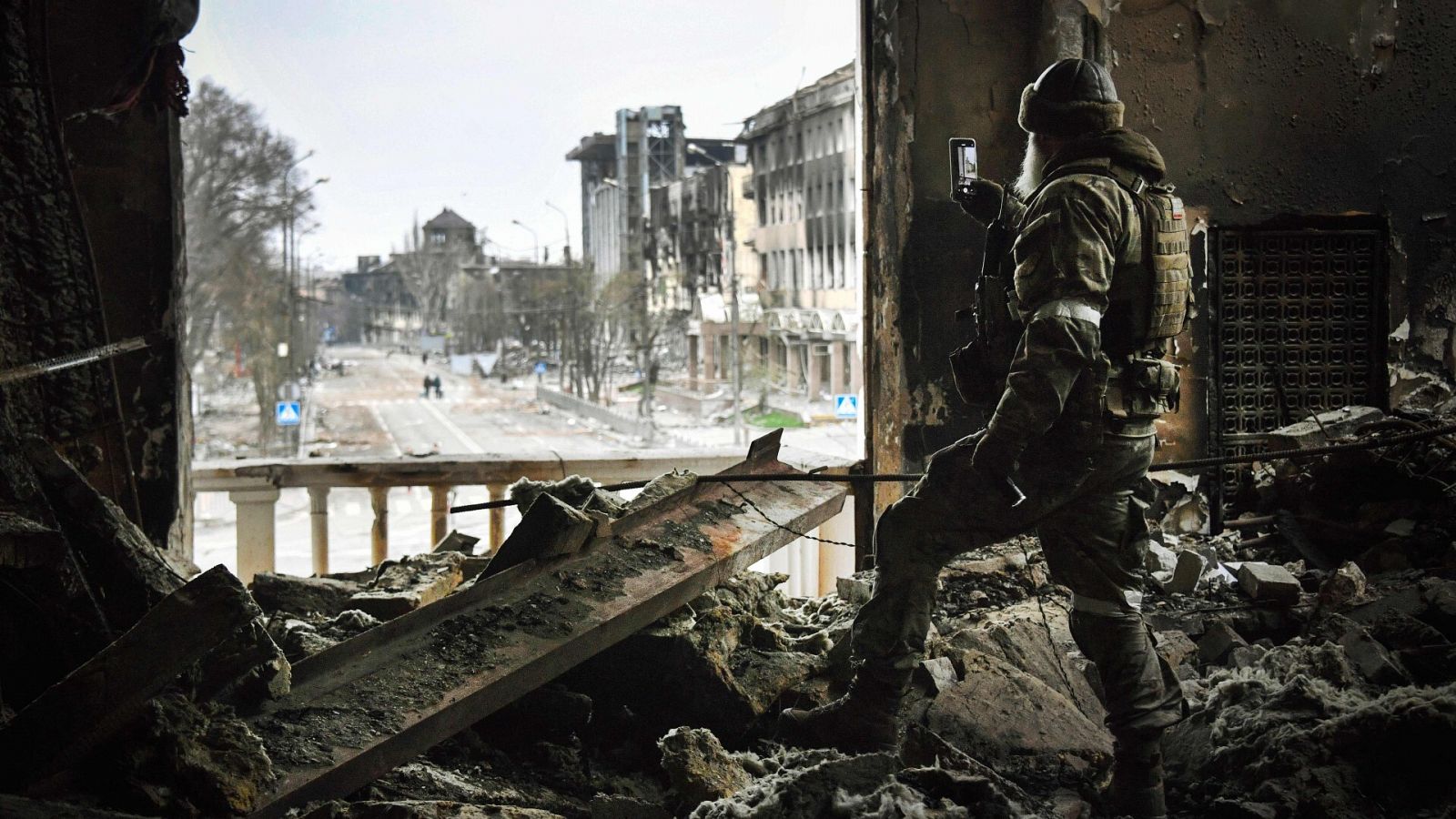 Un soldado ruso en el teatro de Mariúpol, bombardeado el 16 de marzo