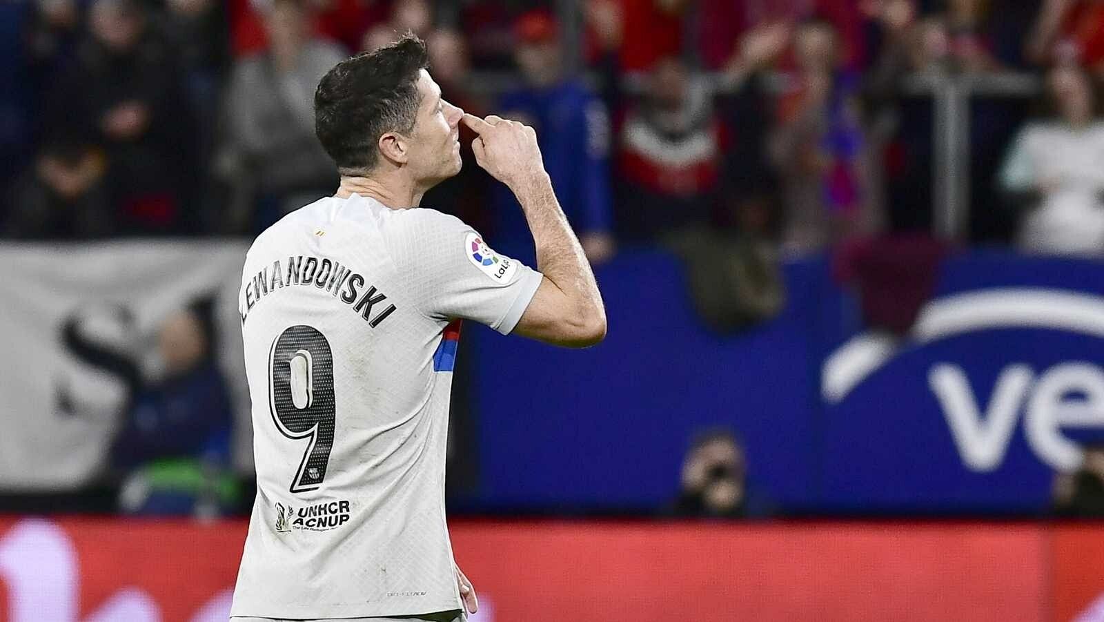 Lewandowski se lleva un dedo a la nariz, cuando fue expulsado en el Osasuna-Barça