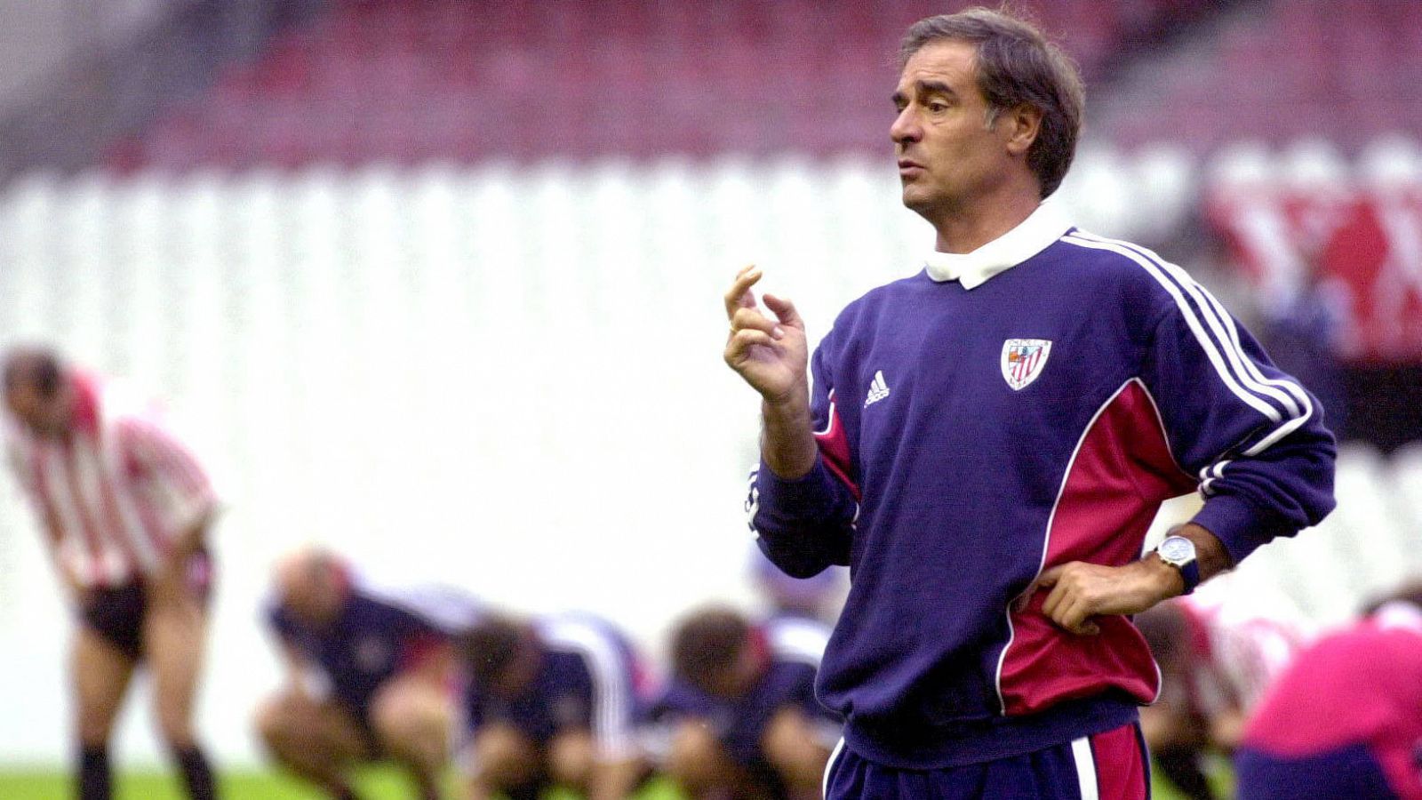 Txetxu Rojo dirige un entrenamiento del Athletic de Bilbao en el año 2000