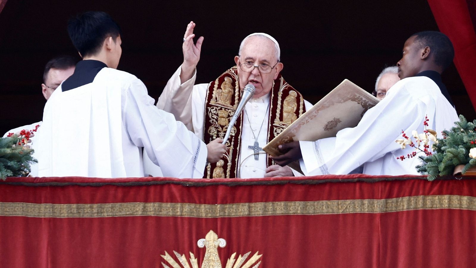 El papa Francisco durante su mensaje de Navidad
