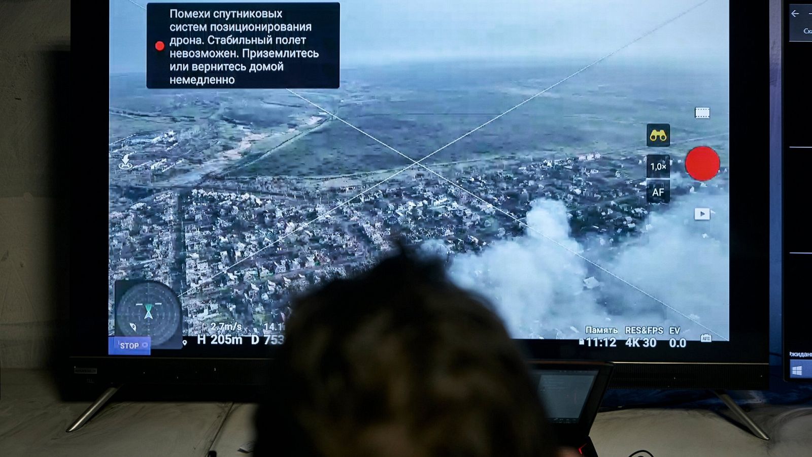 Un soldado ucraniano observa la alimentación de un dron desde un centro de comando subterráneo en Bakhmut en la región de Donetsk