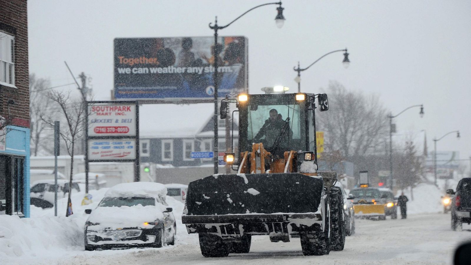 Un vehículo cargador avanza a través de la nieve por South Park Avenue en Búfalo, Nueva York
