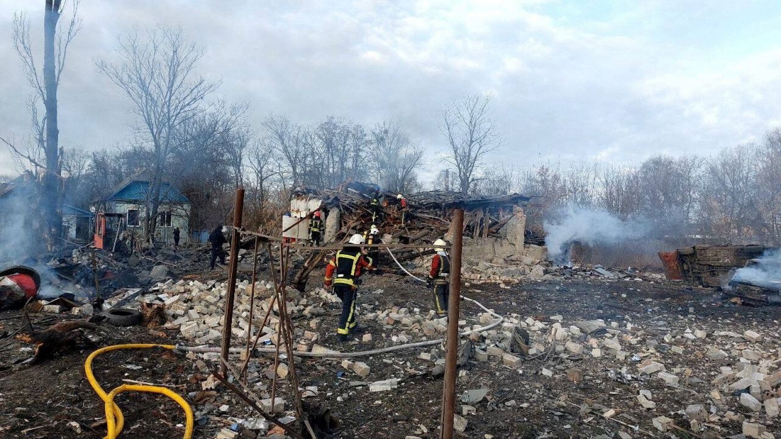 Efectivos de emergencias trabajan en una zona residencial dañada por los ataques rusos en Kiev