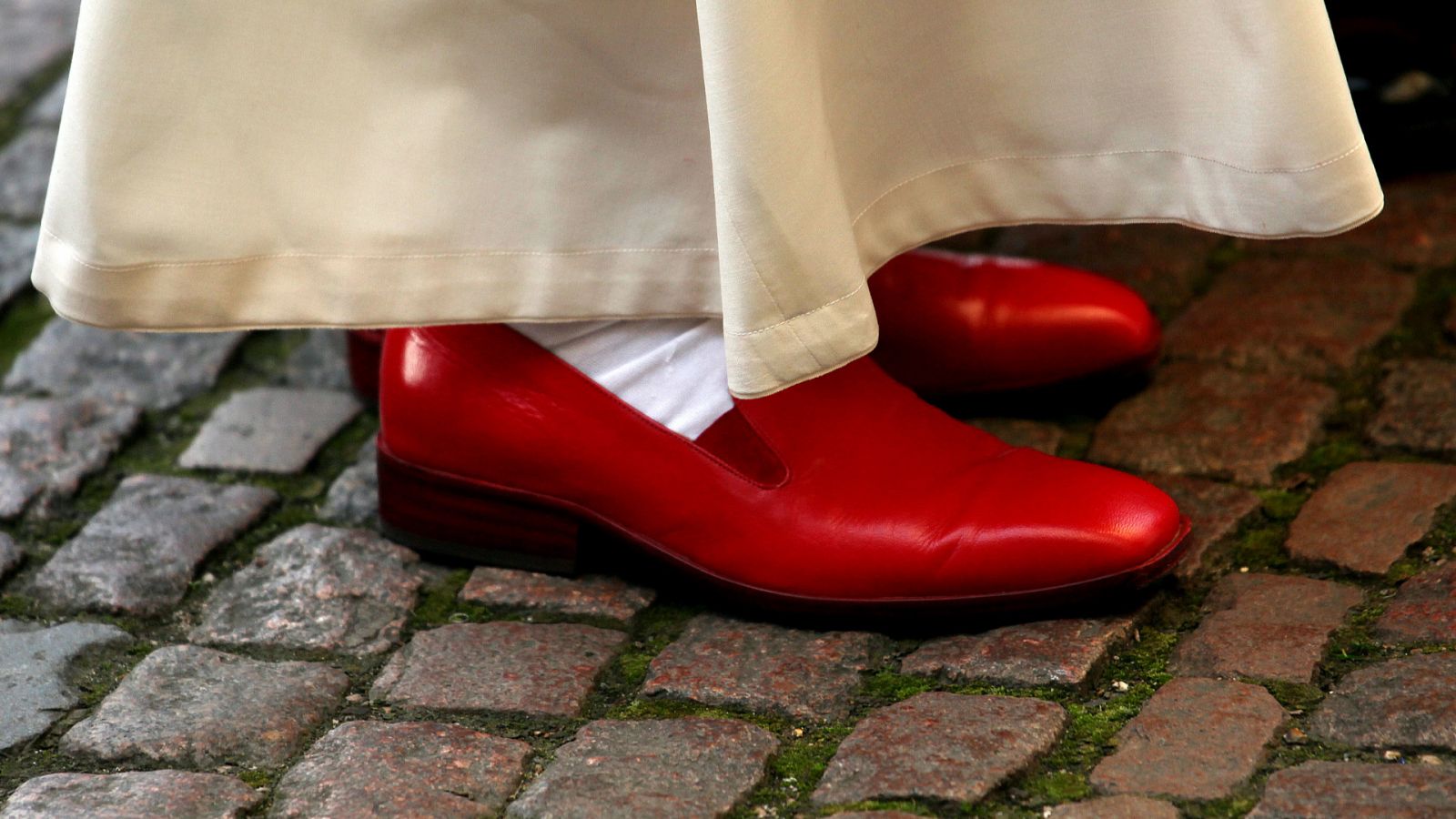 Punto de partida carpintero Nueva llegada Benedicto XVI, el Papa de los zapatos rojos, ¿por qué?
