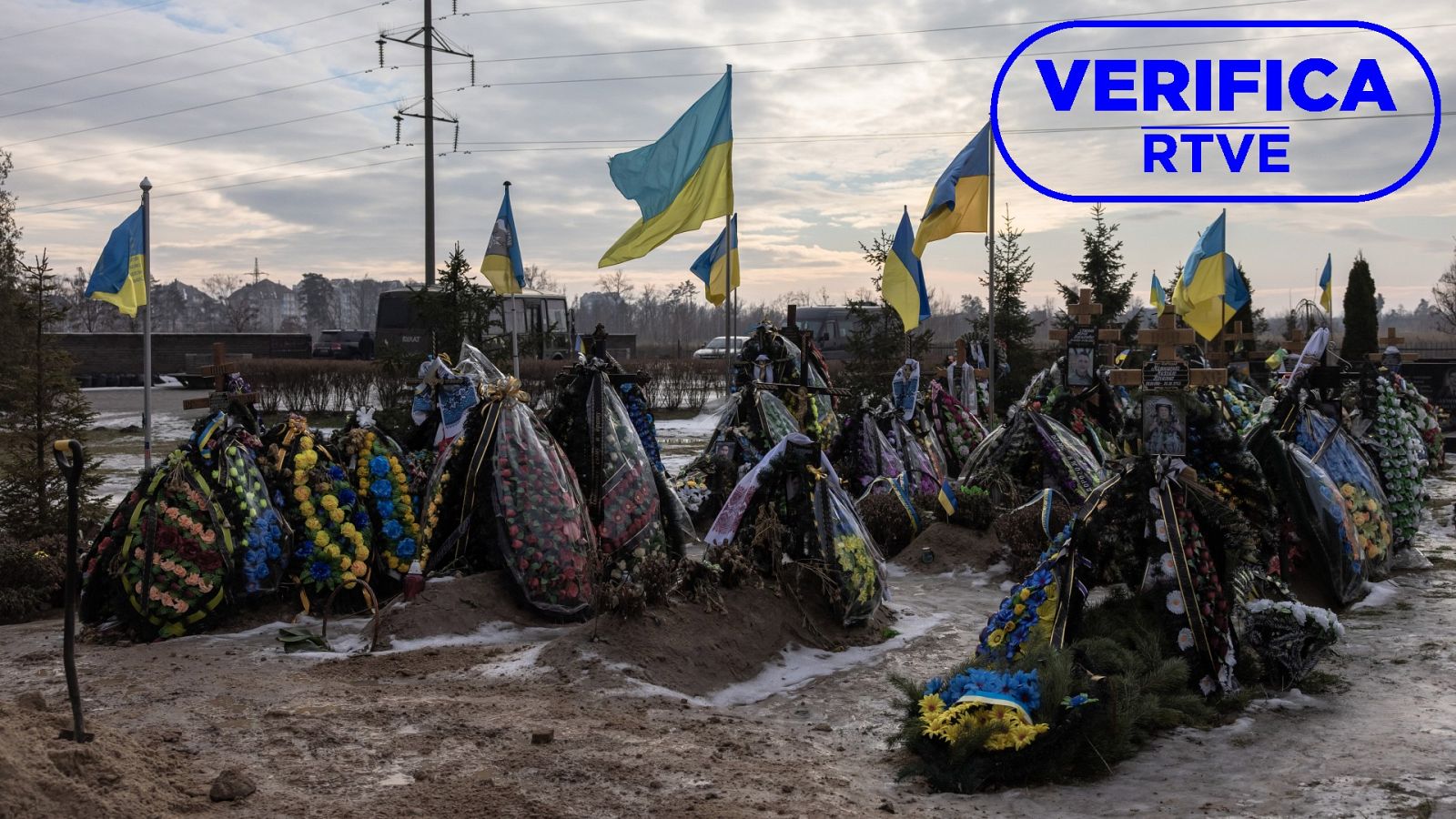 Imagen de tumbas de soldados ucranianos en el cementerio de Bucha con el sello azul de VerificaRTVE