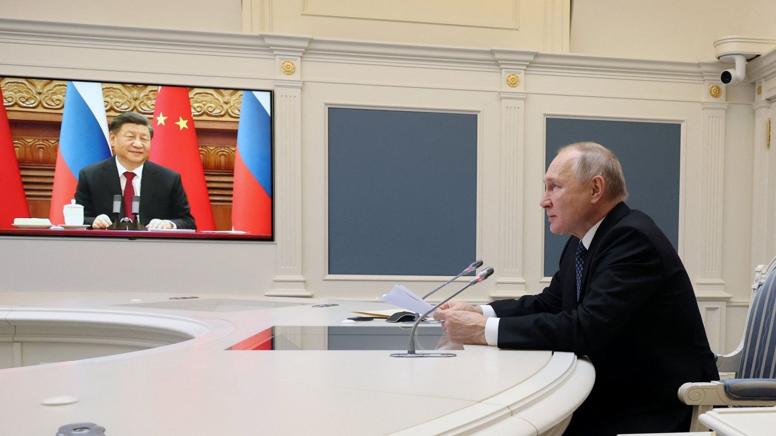 El presidente de Rusia, Vladimir Putin, en conversación con el presidente de China, Xi Jinping, por videoconferencia