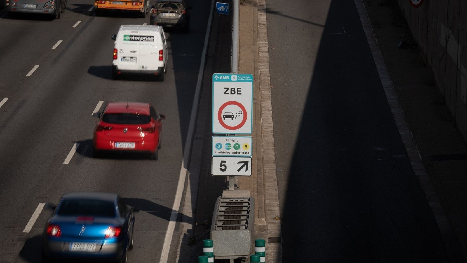 Cartel que delimita la Zona de Bajas Emisiones (ZBE), a 31 de diciembre de 2022, en Barcelona, Cataluña