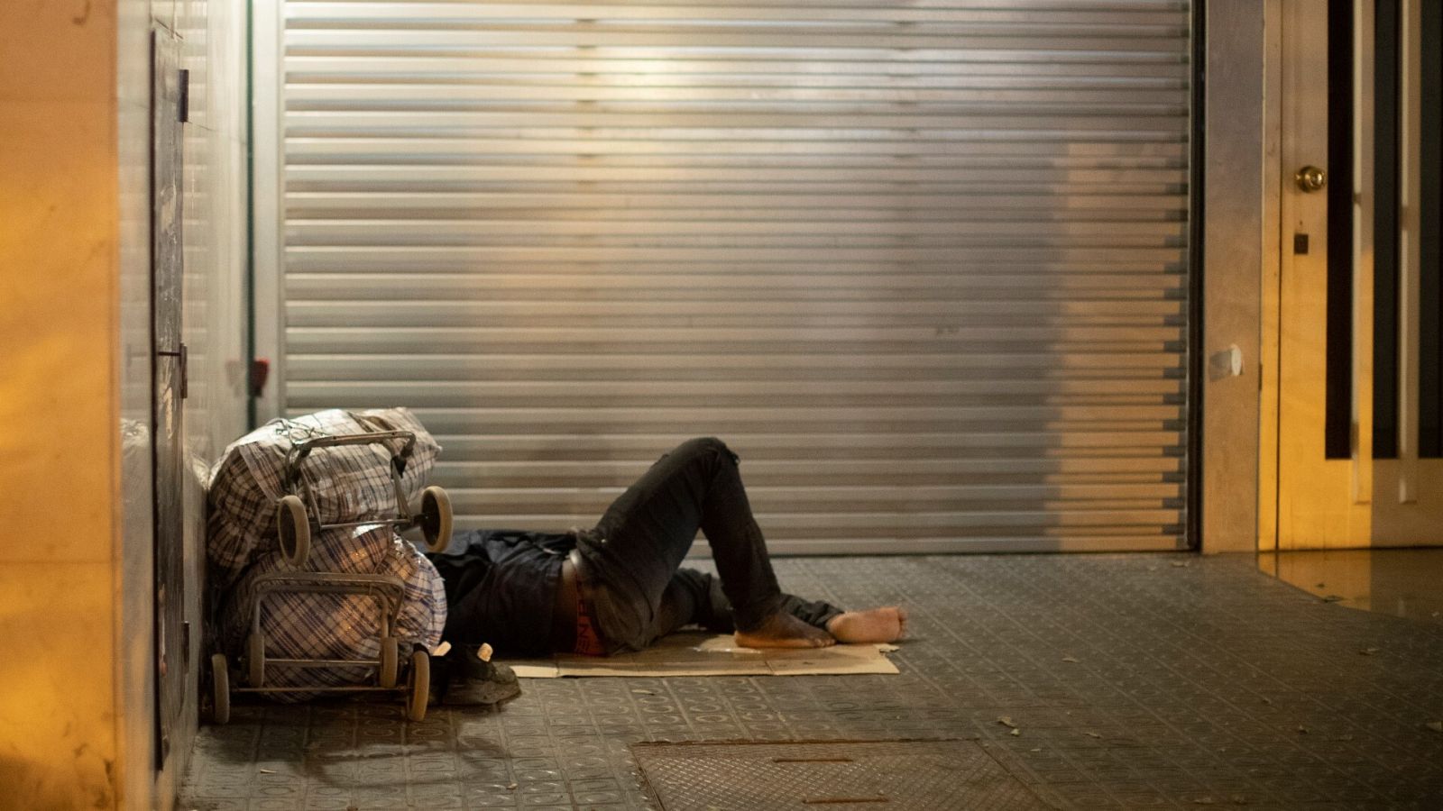 Una persona sin hogar en Barcelona
