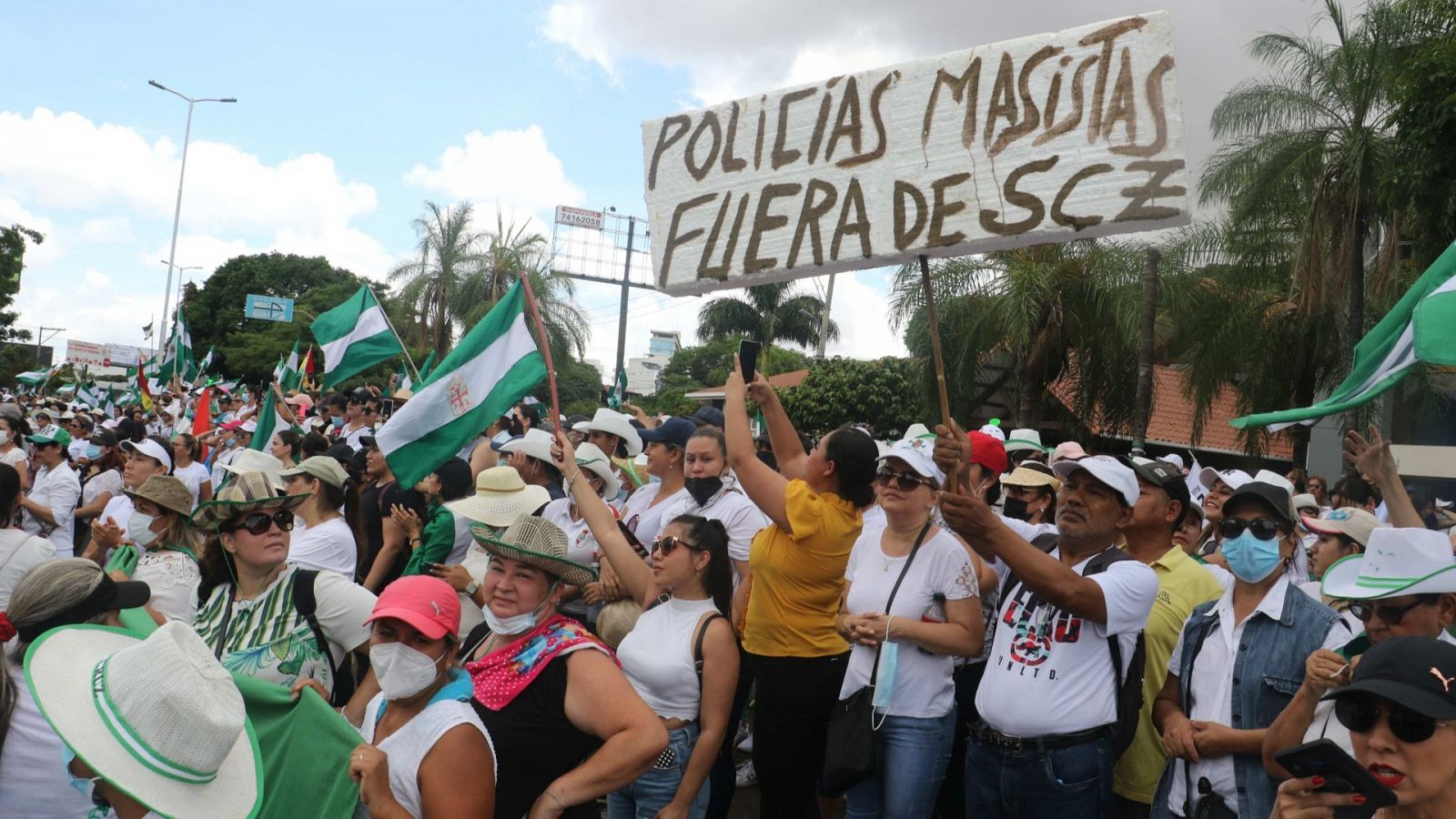 Un grupo de mujeres participa en una marcha para pedir al Gobierno la liberación del gobernador opositor