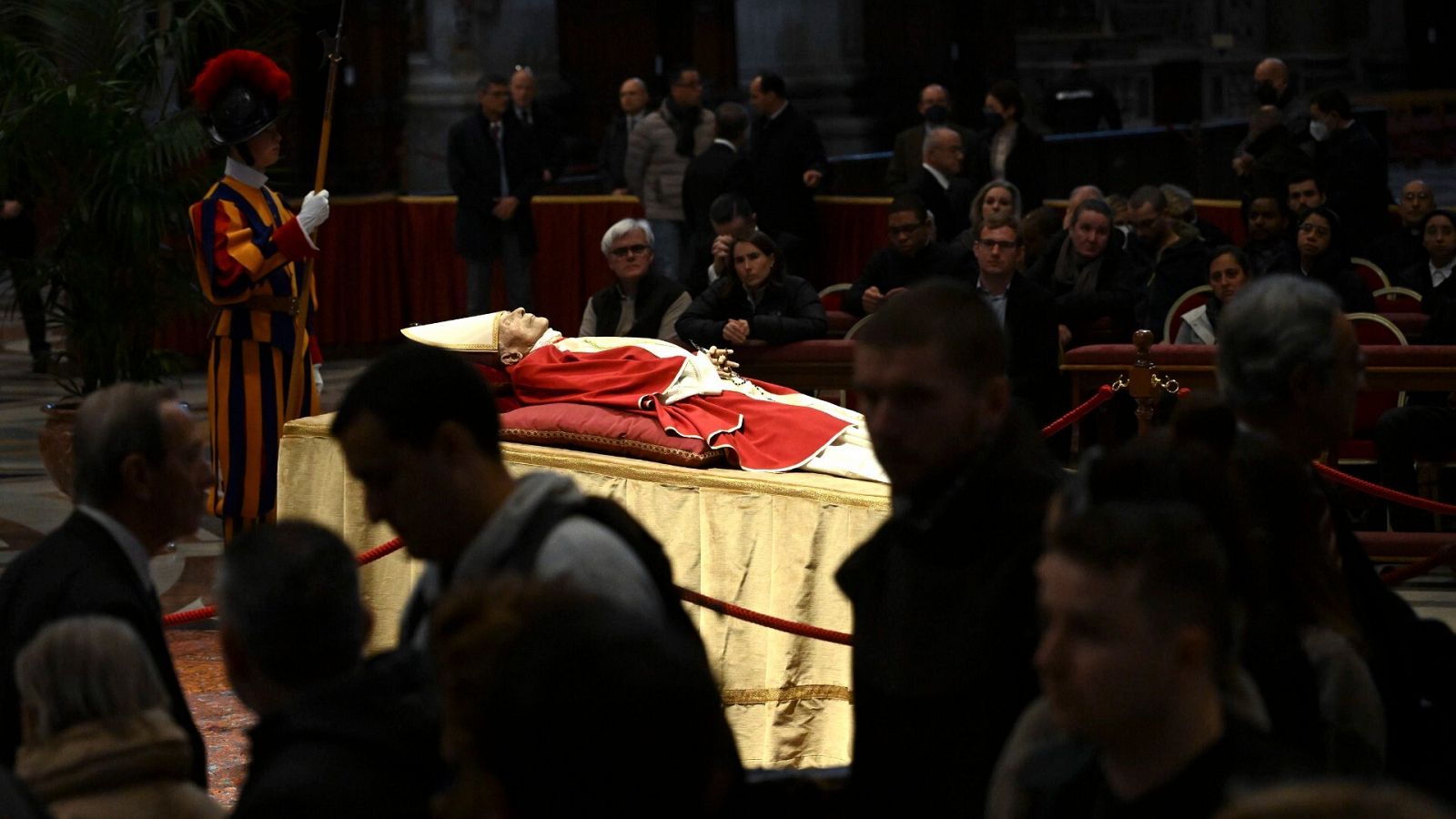 El cuerpo del difunto papa emérito Benedicto XVI yace en la Basílica de San Pedro