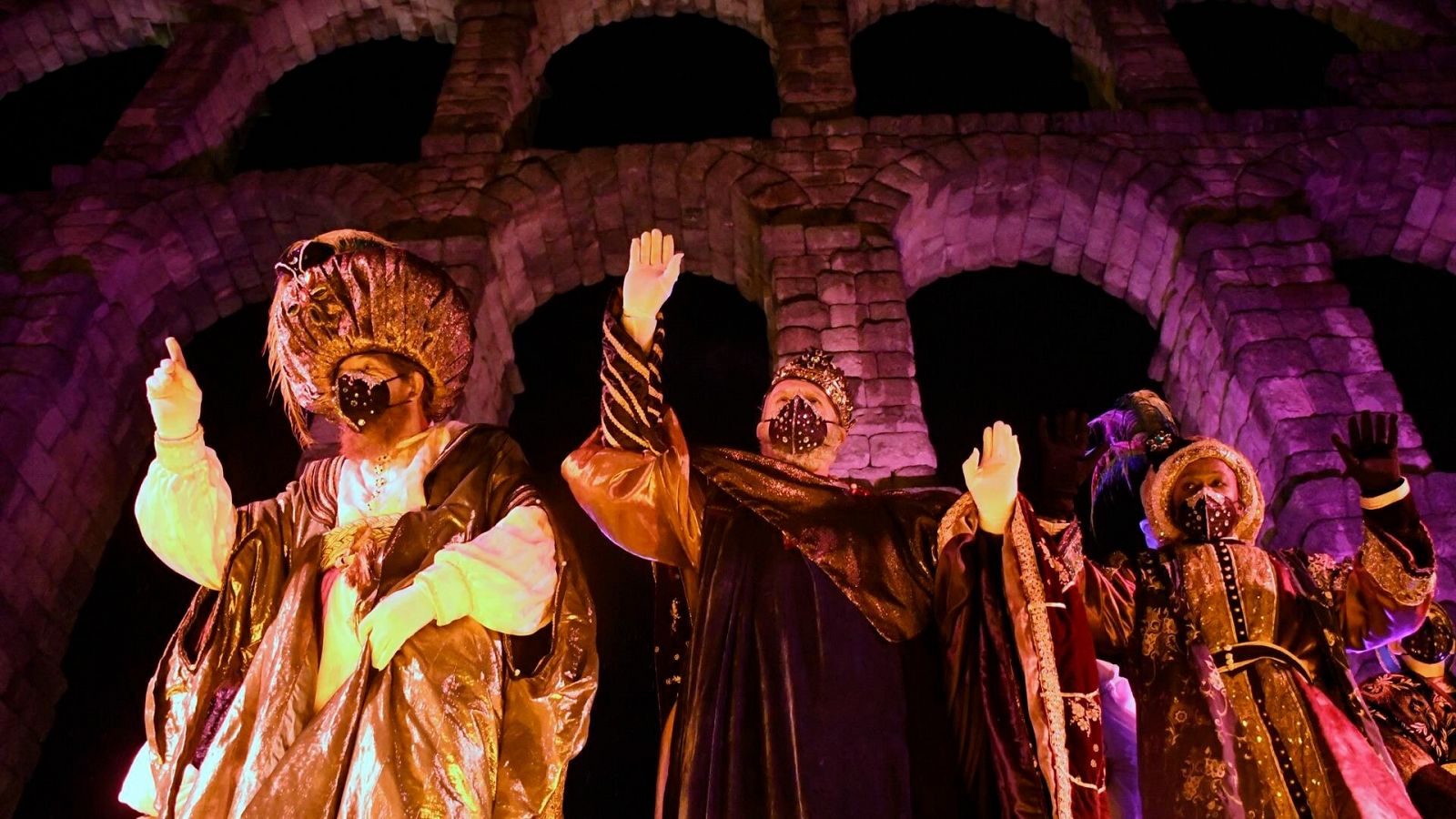 Los Reyes Magos de Oriente saludan a los niños junto al Acueducto tras la tradicional Cabalgata de Reyes que se celebró hoy miércoles en Segovia