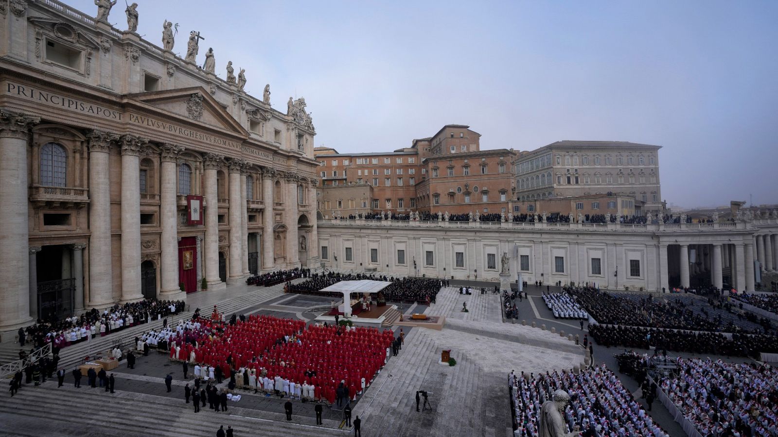 Funeral de Benedicto XVI: decenas de miles de fieles,120 cardenales, cerca de 400 obispos y casi 4.000 sacerdotes despiden al papa emérito.