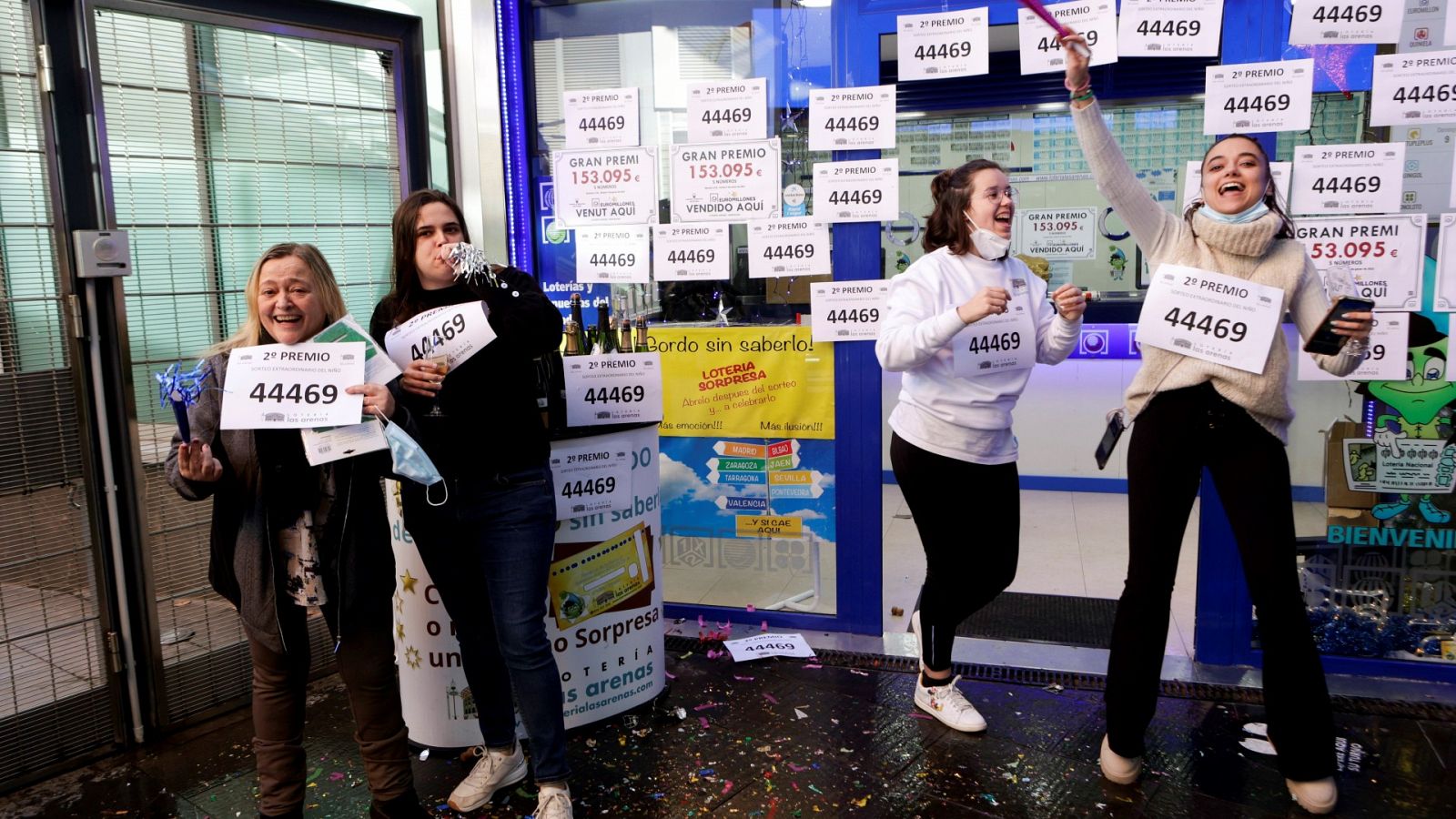 Lotería del Niño 2023: Unas loteras celebran haber repartido un premio en Barcelona