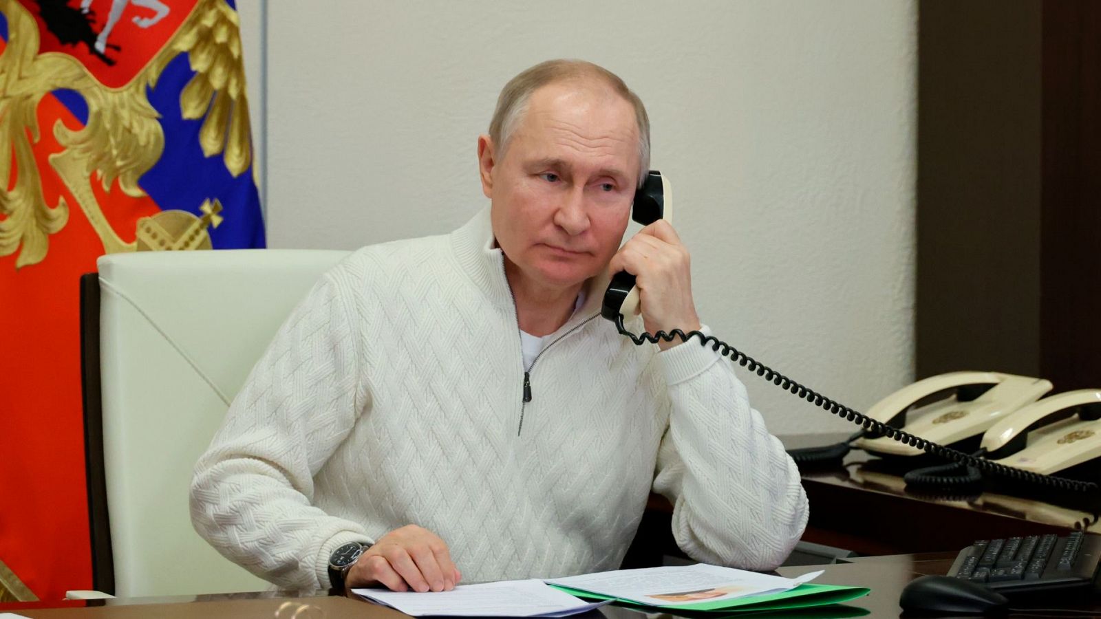 El presidente ruso, Vladímir Putin, habla por teléfono
