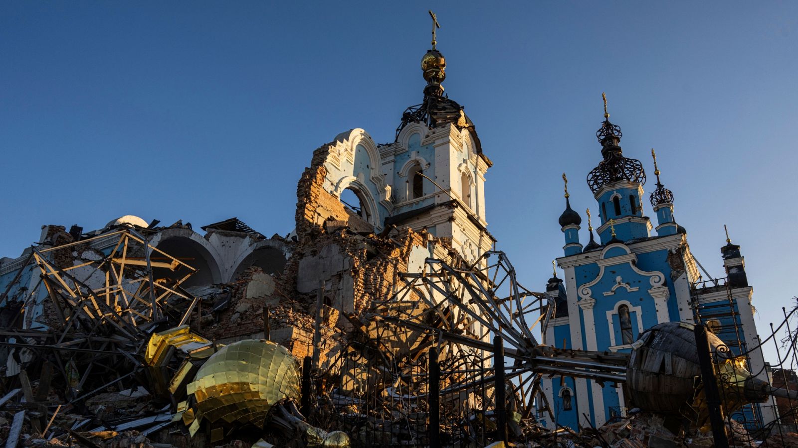 Escombros fruto de los bombardeos frente a una iglesia ortodoxa en Bogorodychne, Ucrania.