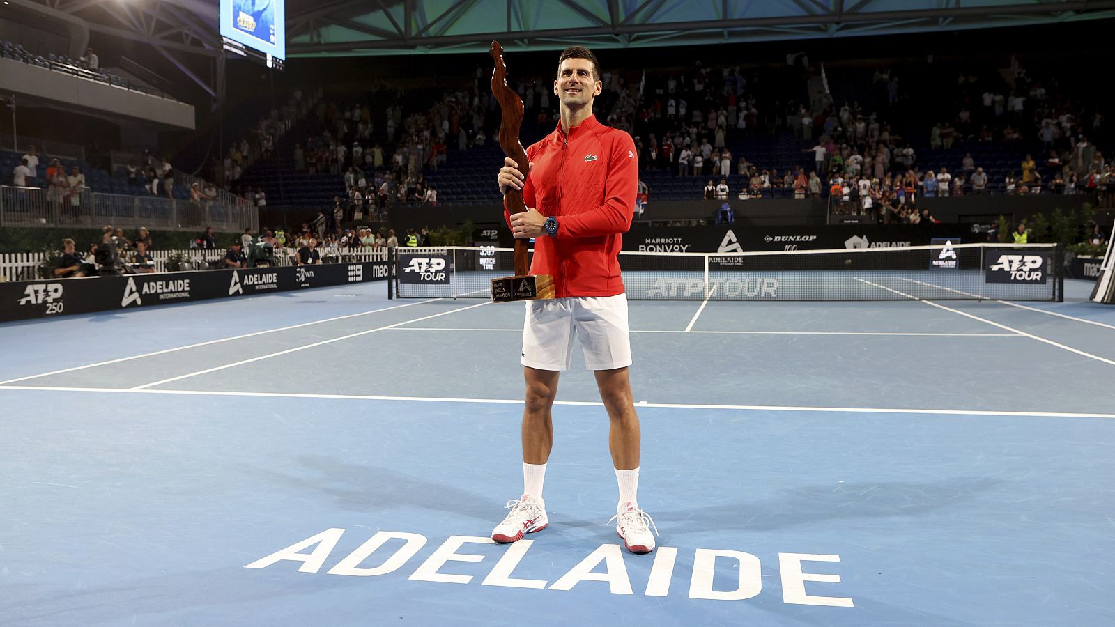Djokovic reina en Adelaida e iguala los títulos de Nadal