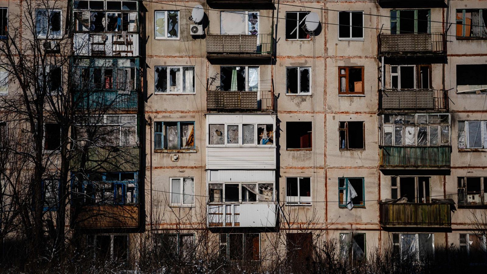 Un edificio residencial dañado por los bombardeos rusos en la ciudad de Seversk, región de Donetsk